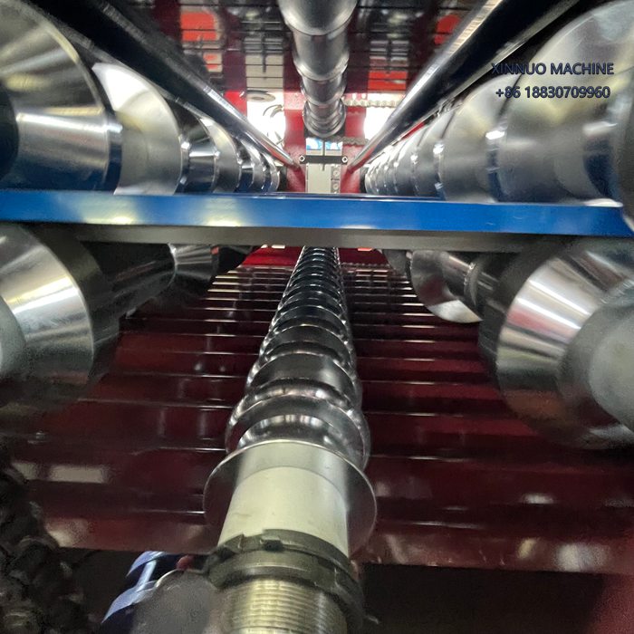 Formadora triple capa 3 en 1: produce tres perfiles con alta eficiencia, bajo costo y dise&ntilde;o personalizado.