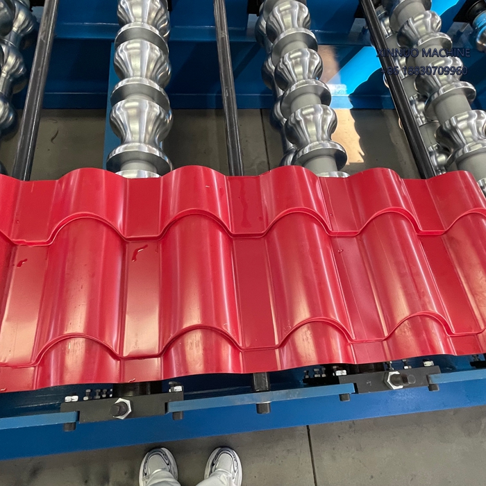 M&aacute;quina-formadora-para-teja-met&aacute;lica-Produce tejas met&aacute;licas decorativas con alta resistencia. Ideal para techos inclinados en Latinoam&eacute;rica.