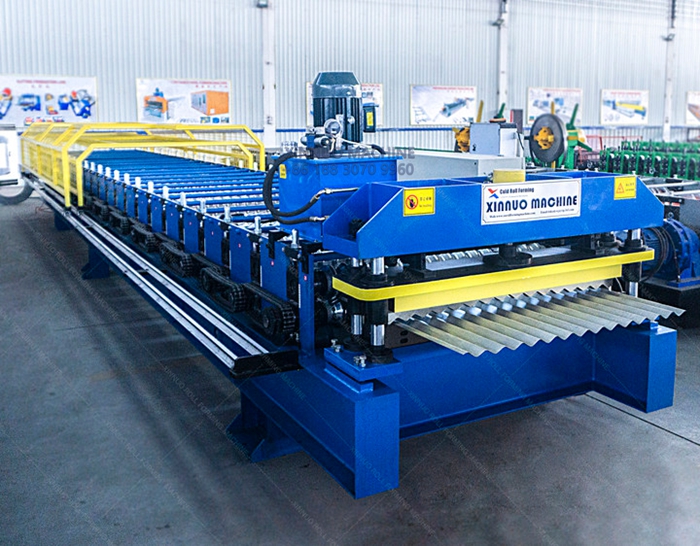 M&aacute;quina perfiladora O-100 precisa y eficiente para techos y paredes.