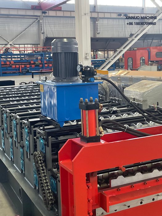 M&aacute;quina perfiladora doble capa 2 en 1 para producir l&aacute;minas trapezoidales y tejas met&aacute;licas con alta precisi&oacute;n.