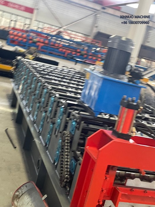 M&aacute;quina perfiladora doble capa 2 en 1 para producir l&aacute;minas trapezoidales y tejas met&aacute;licas con alta precisi&oacute;n.