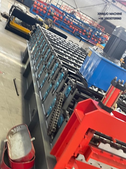 M&aacute;quina perfiladora doble capa 2 en 1 para producir l&aacute;minas trapezoidales y tejas met&aacute;licas con alta precisi&oacute;n.