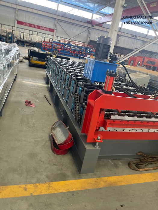 M&aacute;quina perfiladora doble capa 2 en 1 para producir l&aacute;minas trapezoidales y tejas met&aacute;licas con alta precisi&oacute;n.