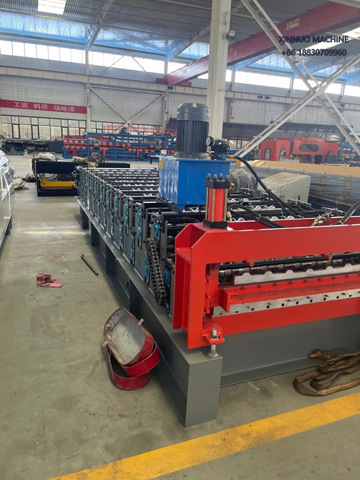 M&aacute;quina perfiladora doble capa 2 en 1 para producir l&aacute;minas trapezoidales y tejas met&aacute;licas con alta precisi&oacute;n.