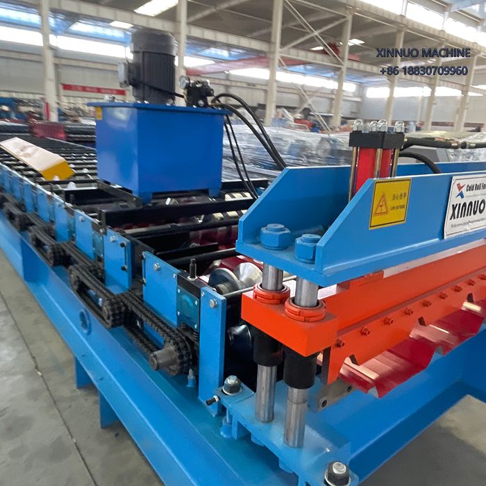 Equipo automatizado que fabrica paneles met&aacute;licos duraderos y est&eacute;ticos para fachadas arquitect&oacute;nicas.