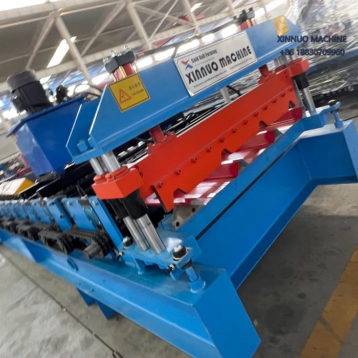 Equipo automatizado que fabrica paneles met&aacute;licos duraderos y est&eacute;ticos para fachadas arquitect&oacute;nicas.