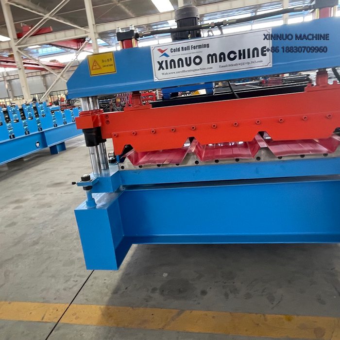 Equipo automatizado que fabrica paneles met&aacute;licos duraderos y est&eacute;ticos para fachadas arquitect&oacute;nicas.