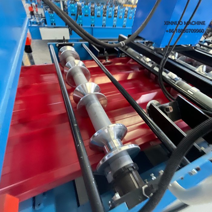 Equipo automatizado que fabrica paneles met&aacute;licos duraderos y est&eacute;ticos para fachadas arquitect&oacute;nicas.