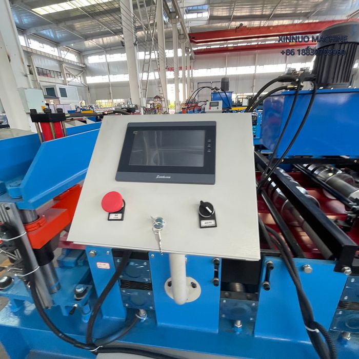 Equipo automatizado que fabrica paneles met&aacute;licos duraderos y est&eacute;ticos para fachadas arquitect&oacute;nicas.