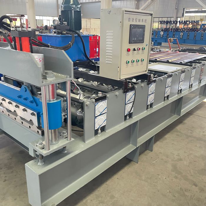 La m&aacute;quina conformadora T1010 produce l&aacute;minas trapezoidales resistentes y precisas para cubiertas industriales.