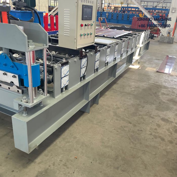 La m&aacute;quina conformadora T1010 produce l&aacute;minas trapezoidales resistentes y precisas para cubiertas industriales.