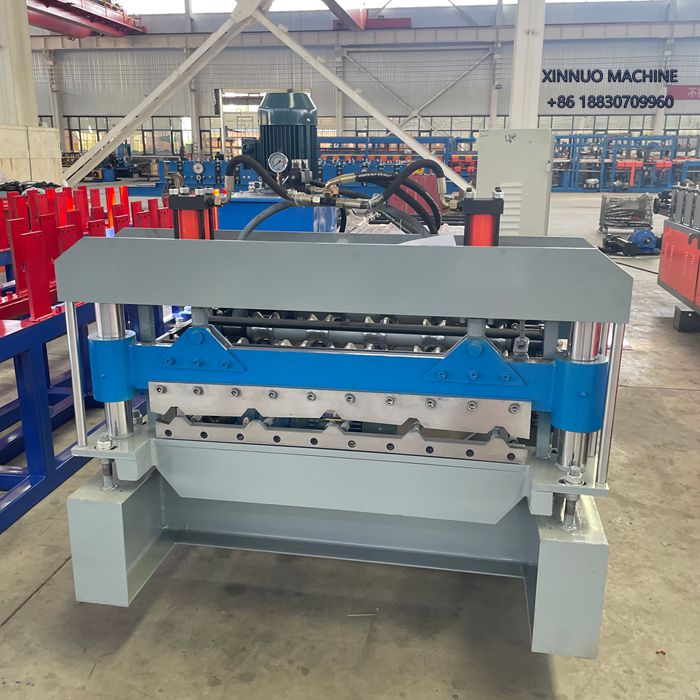 La m&aacute;quina conformadora T1010 produce l&aacute;minas trapezoidales resistentes y precisas para cubiertas industriales.