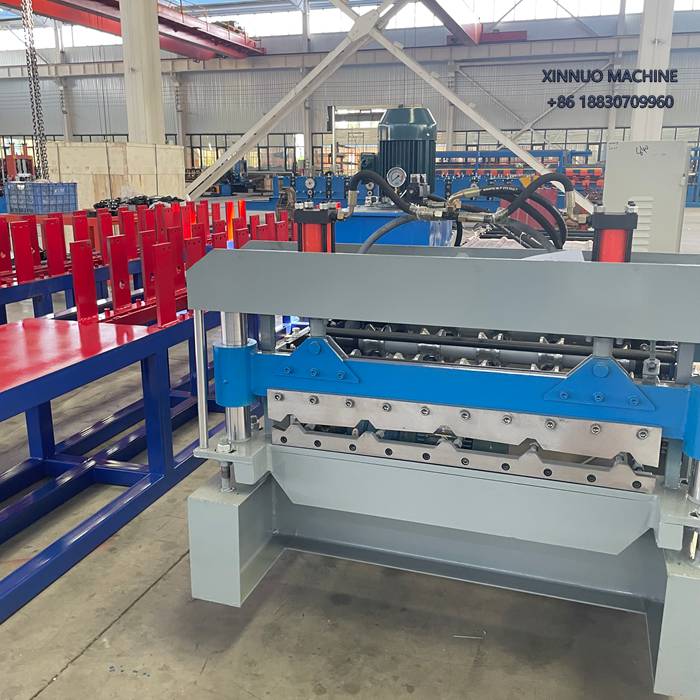 La m&aacute;quina conformadora T1010 produce l&aacute;minas trapezoidales resistentes y precisas para cubiertas industriales.