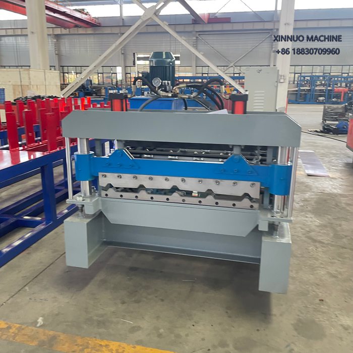 La m&aacute;quina conformadora T1010 produce l&aacute;minas trapezoidales resistentes y precisas para cubiertas industriales.