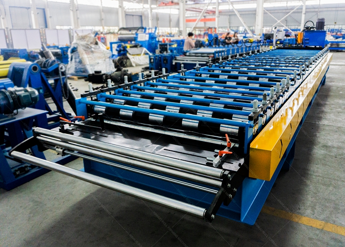 Equipo para producir chapas met&aacute;licas de techos y muros con alta precisi&oacute;n, velocidad y larga vida &uacute;til.