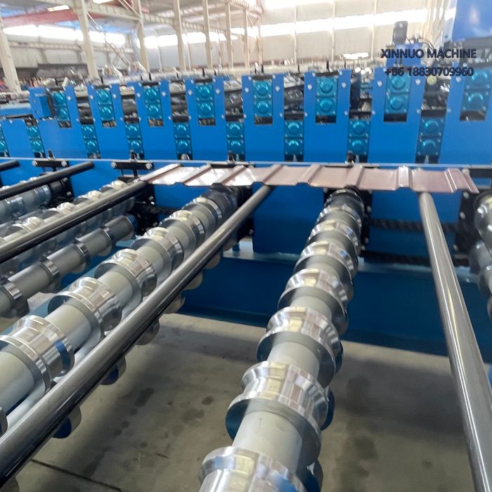 Máquina automatizada para fabricar paneles murales metálicos duraderos y resistentes para industria