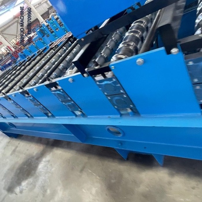 Máquina automatizada para fabricar paneles murales metálicos duraderos y resistentes para industria