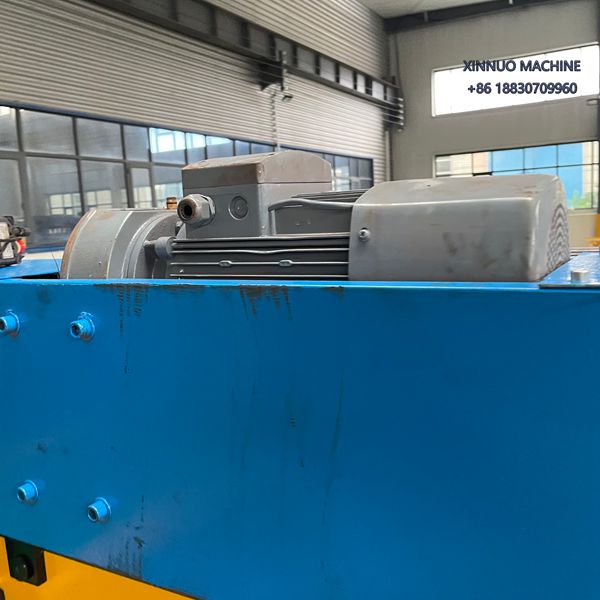 Equipo autom&aacute;tico para fabricar l&aacute;mina TR4, ideal en techos industriales, bodegas y viviendas econ&oacute;micas.