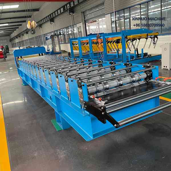 Equipo autom&aacute;tico para fabricar l&aacute;mina TR4, ideal en techos industriales, bodegas y viviendas econ&oacute;micas.