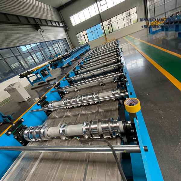 Equipo autom&aacute;tico para fabricar l&aacute;mina TR4, ideal en techos industriales, bodegas y viviendas econ&oacute;micas.