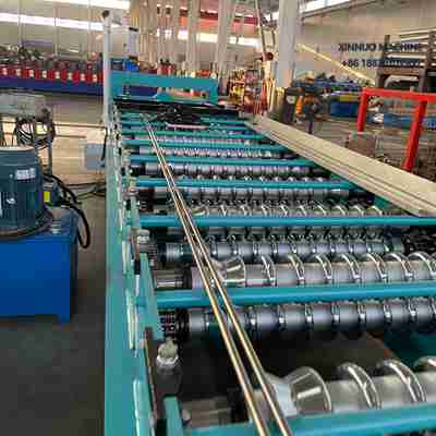 Automatic corrugated roof sheet machine with PLC control and hydraulic cutting for stable production