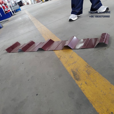 Equipo automático para fabricar láminas troqueladas con perfilado preciso y corte hidráulico.