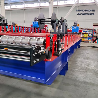 Equipo automático para fabricar láminas troqueladas con perfilado preciso y corte hidráulico.