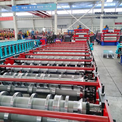 Equipo automático para fabricar láminas troqueladas con perfilado preciso y corte hidráulico.