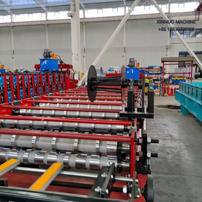 Equipo automático para fabricar láminas troqueladas con perfilado preciso y corte hidráulico.