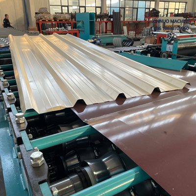 Equipo automático para fabricar láminas ColorAlúm-E40 con corte hidráulico y acabado resistente