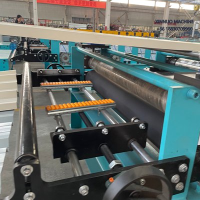 Equipo automático para fabricar láminas ColorAlúm-E40 con corte hidráulico y acabado resistente