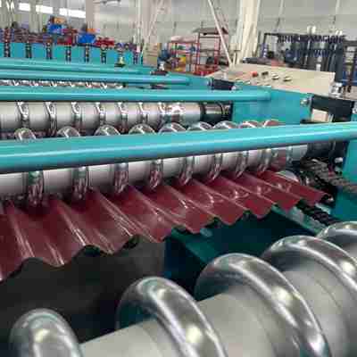 Equipo autom&aacute;tico para producir calaminas pre-pintadas con alta precisi&oacute;n y acabado est&eacute;tico duradero