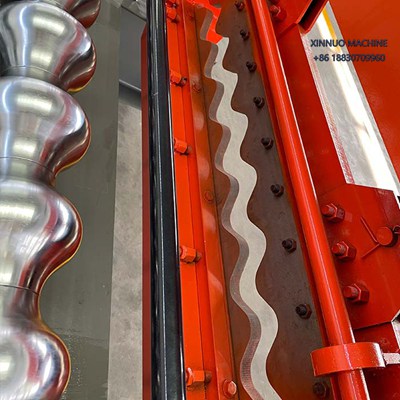 Equipo robusto y preciso para producir láminas metálicas acanaladas, ideal para techos y paredes.