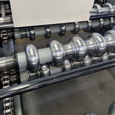 Equipo robusto y preciso para producir láminas metálicas acanaladas, ideal para techos y paredes.