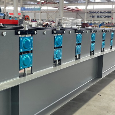 Equipo robusto y preciso para producir láminas metálicas acanaladas, ideal para techos y paredes.