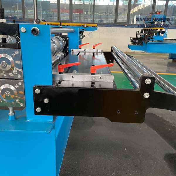 Equipo autom&aacute;tico para fabricar l&aacute;minas TR5 con corte hidr&aacute;ulico y perfilado preciso