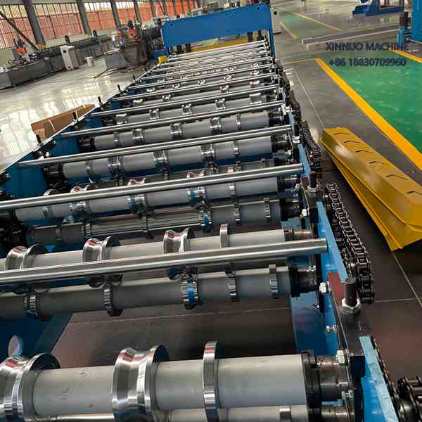 Equipo autom&aacute;tico para fabricar l&aacute;minas TR5 de Aluzinc con corte hidr&aacute;ulico y perfilado preciso