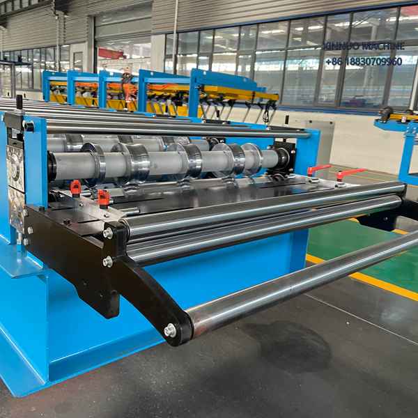 Equipo autom&aacute;tico para fabricar l&aacute;minas TR5 de Aluzinc con corte hidr&aacute;ulico y perfilado preciso