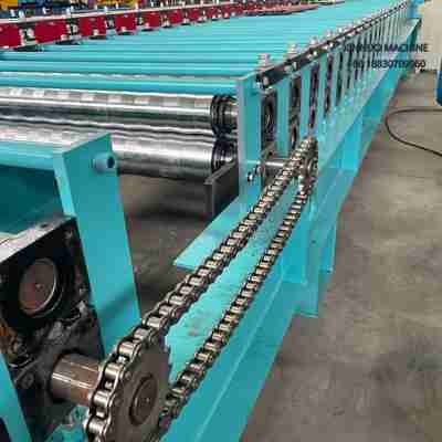 Equipamento autom&aacute;tico para fabricar telhas onduladas com corte hidr&aacute;ulico e perfil uniforme