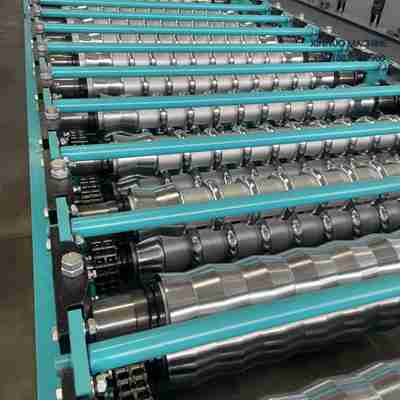 Equipamento autom&aacute;tico para fabricar telhas onduladas com corte hidr&aacute;ulico e perfil uniforme