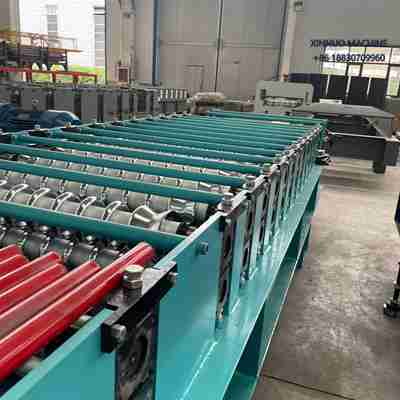 Equipamento autom&aacute;tico para fabricar telhas onduladas com corte hidr&aacute;ulico e perfil uniforme