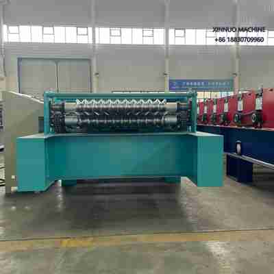 Equipamento autom&aacute;tico para fabricar telhas onduladas com corte hidr&aacute;ulico e perfil uniforme