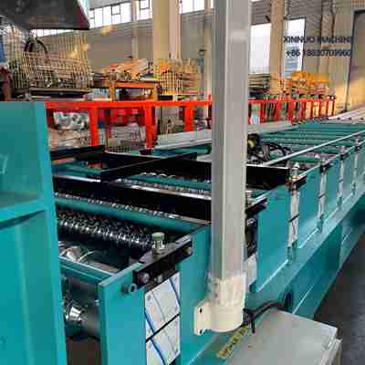 Máquina automática para fabricar telhas onduladas com corte hidráulico e perfil uniforme