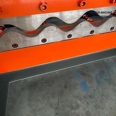 Equipamento autom&aacute;tico com corte hidr&aacute;ulico e perfil uniforme, ideal para telhas onduladas