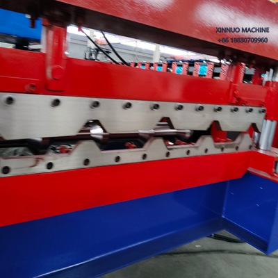 Equipamento autom&aacute;tico para fabricar telhas TR40/980 com corte hidr&aacute;ulico e perfil uniforme