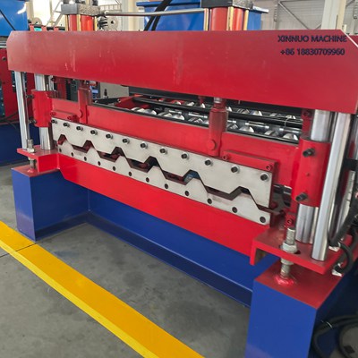 1. Apresentação do produto A Máquina TR35/1050 é um equipamento de conformação a frio projetado para fabricar telhas metálicas TR35/1050 de alta qualidade. Amplamente utilizada em coberturas residenciais, comerciais e industriais no Brasil, oferece precisão, produtividade e durabilidade.