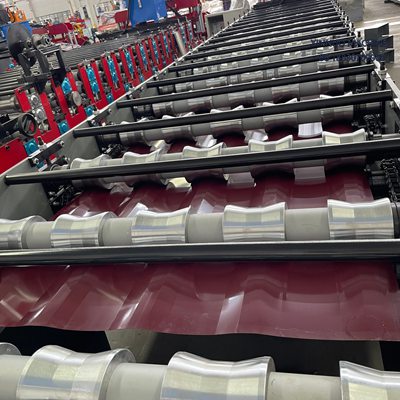 Equipamento autom&aacute;tico para fabricar telhas TR40/1020 com corte hidr&aacute;ulico e perfil uniforme