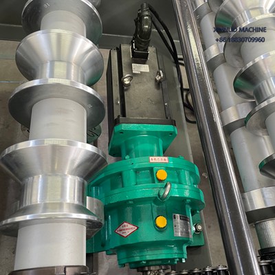 Equipamento autom&aacute;tico para fabricar telhas TR40/1020 com corte hidr&aacute;ulico e perfil uniforme