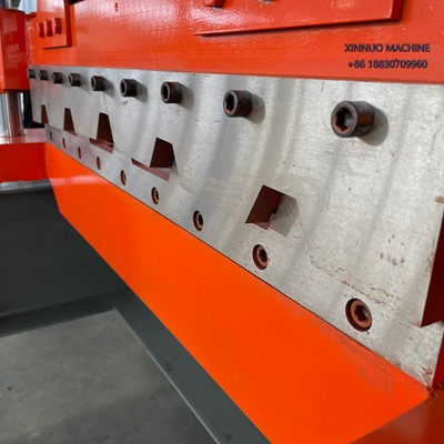 Equipamento autom&aacute;tico para fabricar telhas TR40/1020 com corte hidr&aacute;ulico e perfil uniforme