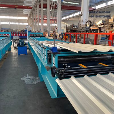 Equipamento autom&aacute;tico para fabricar telhas TP40/1000 com corte hidr&aacute;ulico e perfil uniforme